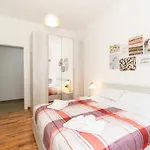 Guesthost - Roomy & Modern Flat Piazza Statuto דירה