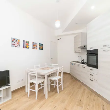 Daire Guesthost - Roomy & Modern Flat Piazza Statuto *