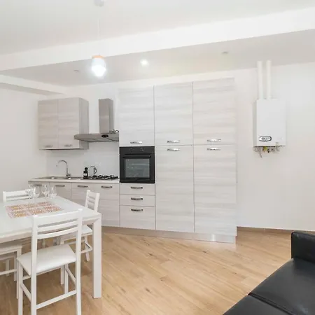 Guesthost - Roomy & Modern Flat Piazza Statuto Daire Torino