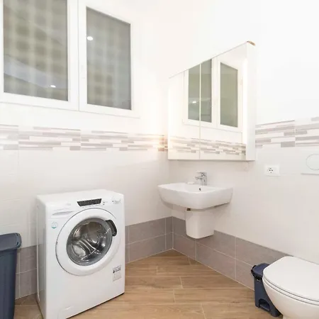 Guesthost - Roomy & Modern Flat Piazza Statuto Daire