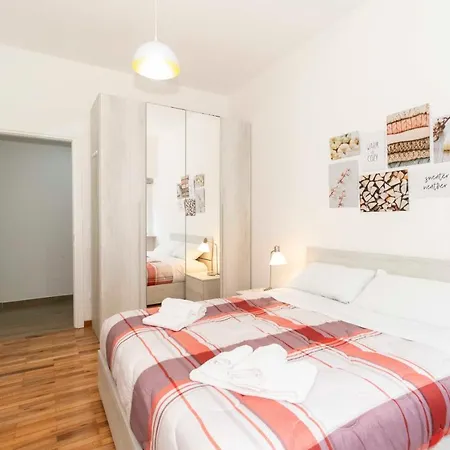 Guesthost - Roomy & Modern Flat Piazza Statuto Daire