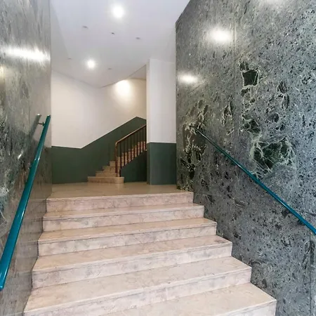 Guesthost - Roomy & Modern Flat Piazza Statuto Daire *