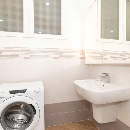 Guesthost - Roomy & Modern Flat Piazza Statuto Daire *