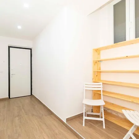 Guesthost - Roomy & Modern Flat Piazza Statuto Daire *