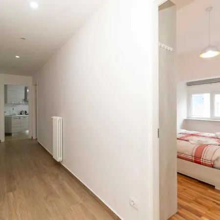 Guesthost - Roomy & Modern Flat Piazza Statuto Daire *