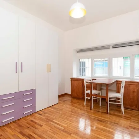 Guesthost - Roomy & Modern Flat Piazza Statuto Daire