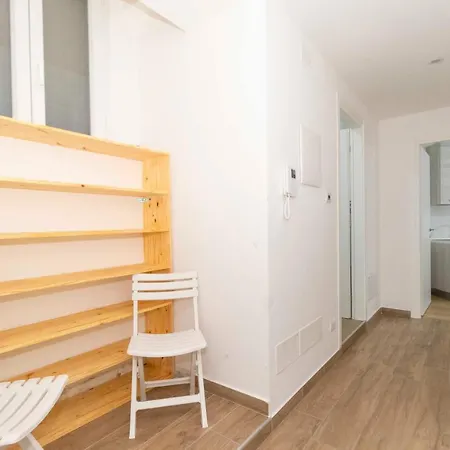 Guesthost - Roomy & Modern Flat Piazza Statuto Daire Torino